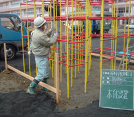 写真：ジャングルジム設置工事